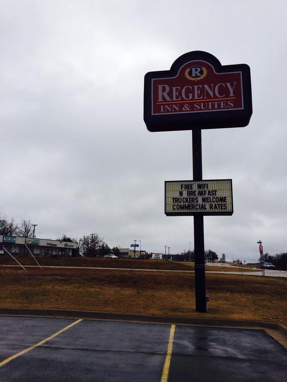 Regency Inn And Suites Stilwell Esterno foto