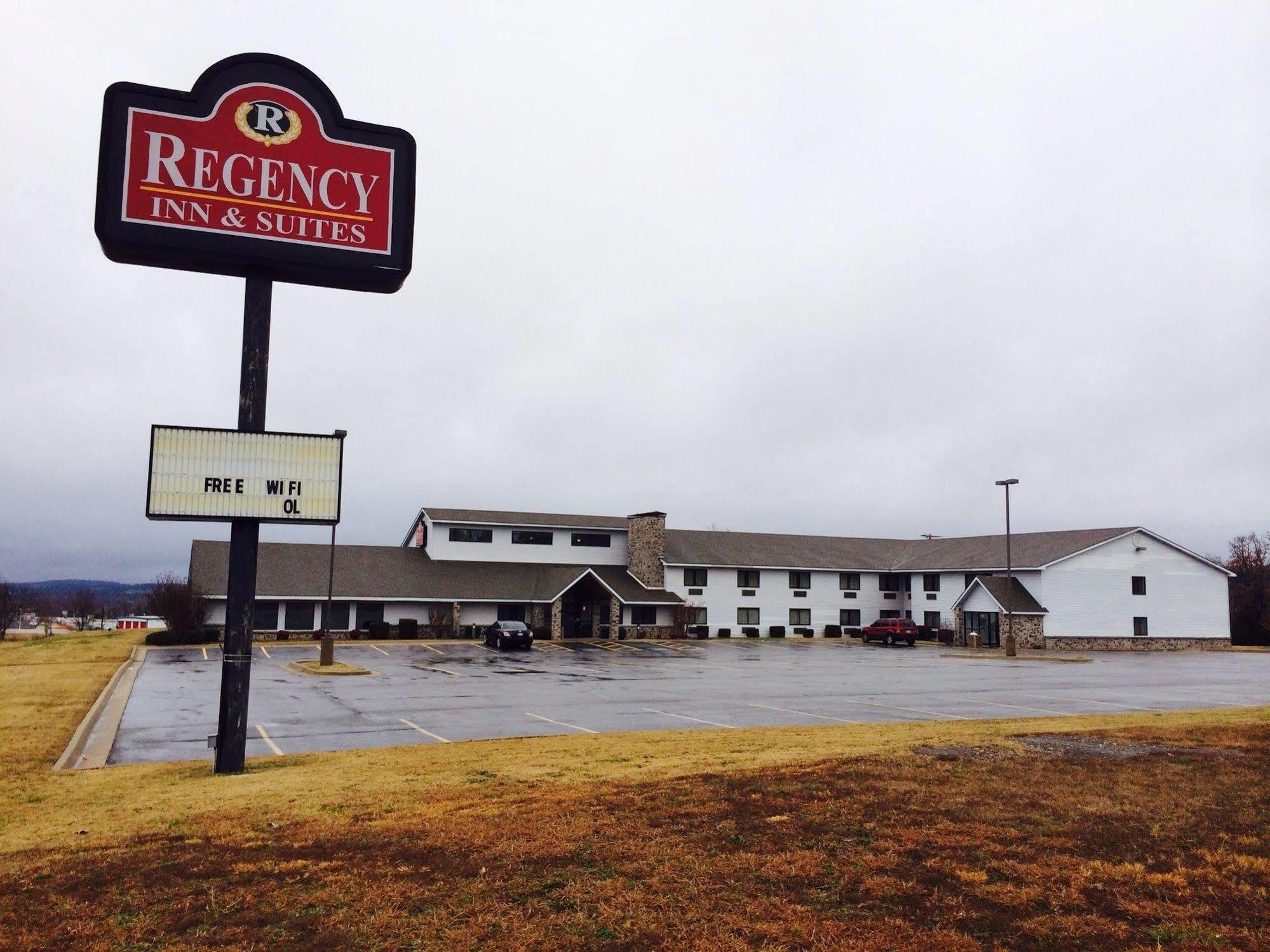 Regency Inn And Suites Stilwell Esterno foto